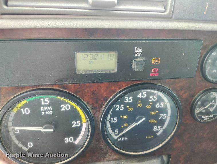 image for item DT0883 2009 Freightliner Columbia 120 silage truck