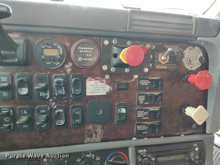 image for item DT0883 2009 Freightliner Columbia 120 silage truck