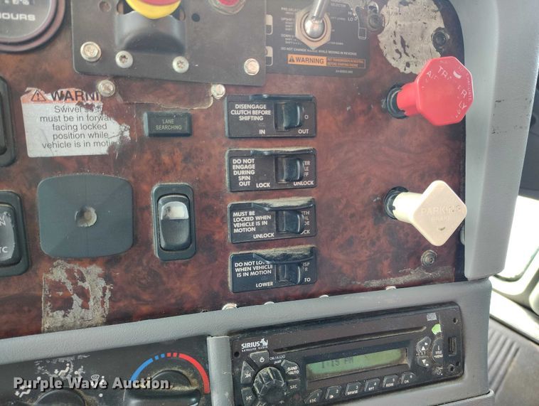 image for item DT0883 2009 Freightliner Columbia 120 silage truck