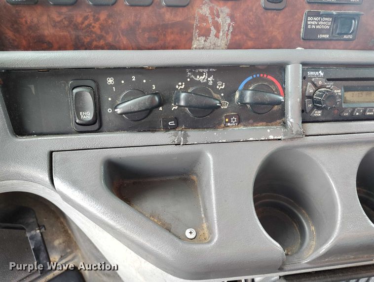 image for item DT0883 2009 Freightliner Columbia 120 silage truck