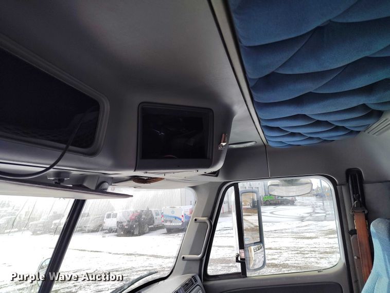 image for item DT0883 2009 Freightliner Columbia 120 silage truck