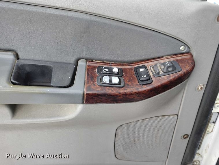 image for item DT0883 2009 Freightliner Columbia 120 silage truck