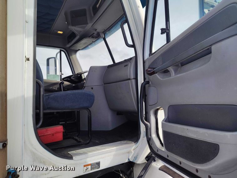 image for item DT0883 2009 Freightliner Columbia 120 silage truck