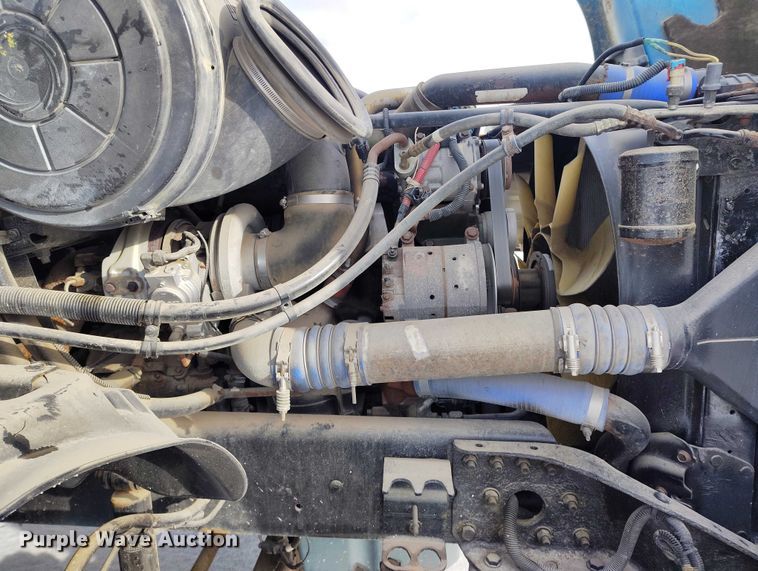 image for item DT0883 2009 Freightliner Columbia 120 silage truck