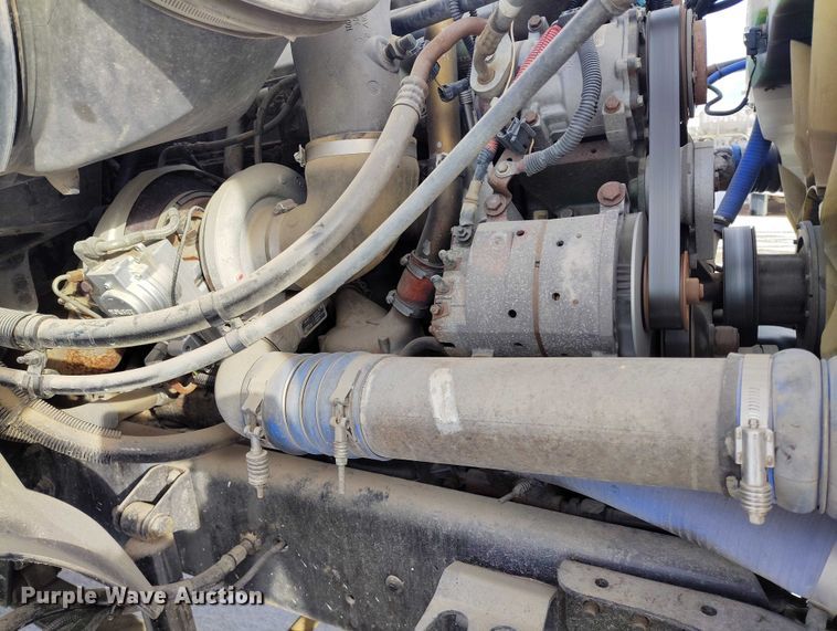 image for item DT0883 2009 Freightliner Columbia 120 silage truck