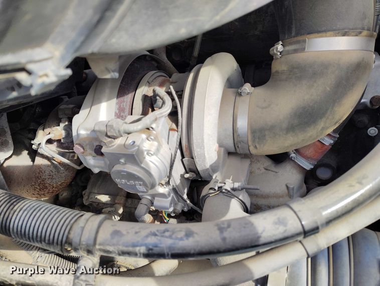 image for item DT0883 2009 Freightliner Columbia 120 silage truck