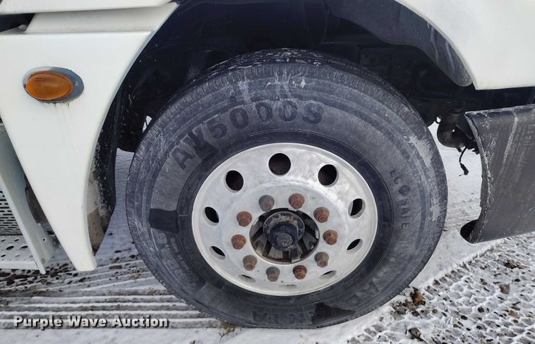 image for item DT0883 2009 Freightliner Columbia 120 silage truck