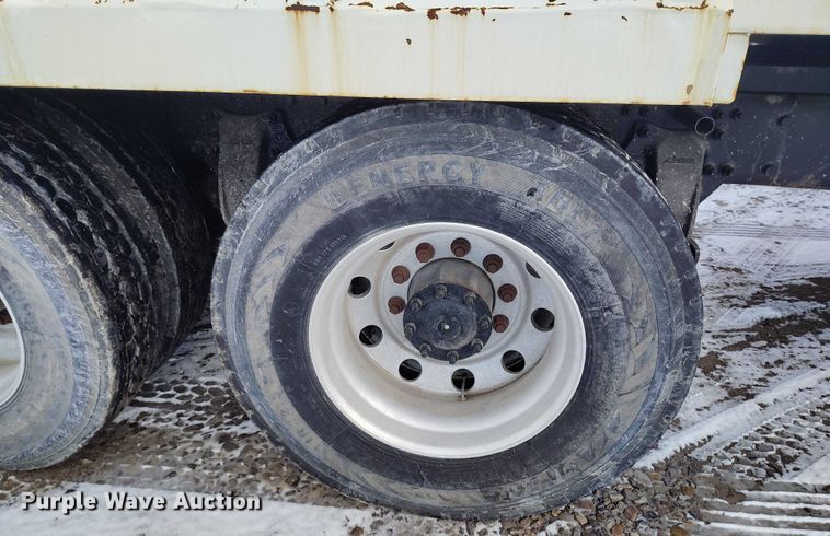 image for item DT0883 2009 Freightliner Columbia 120 silage truck