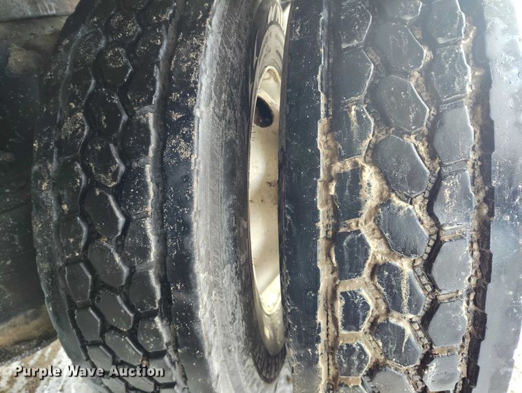 image for item DT0883 2009 Freightliner Columbia 120 silage truck