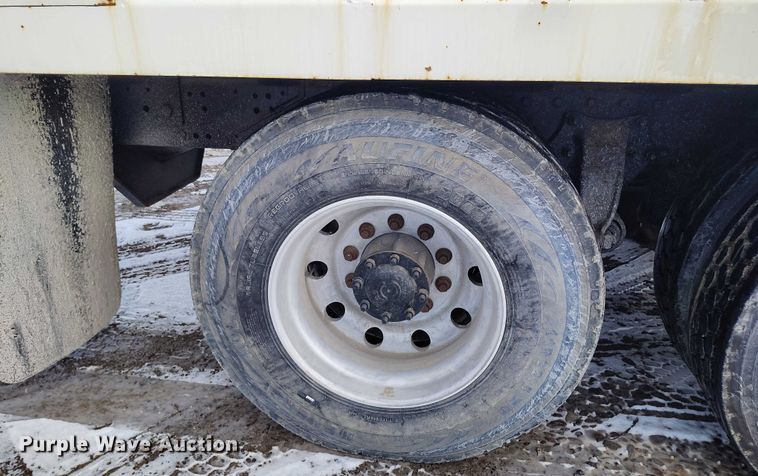 image for item DT0883 2009 Freightliner Columbia 120 silage truck