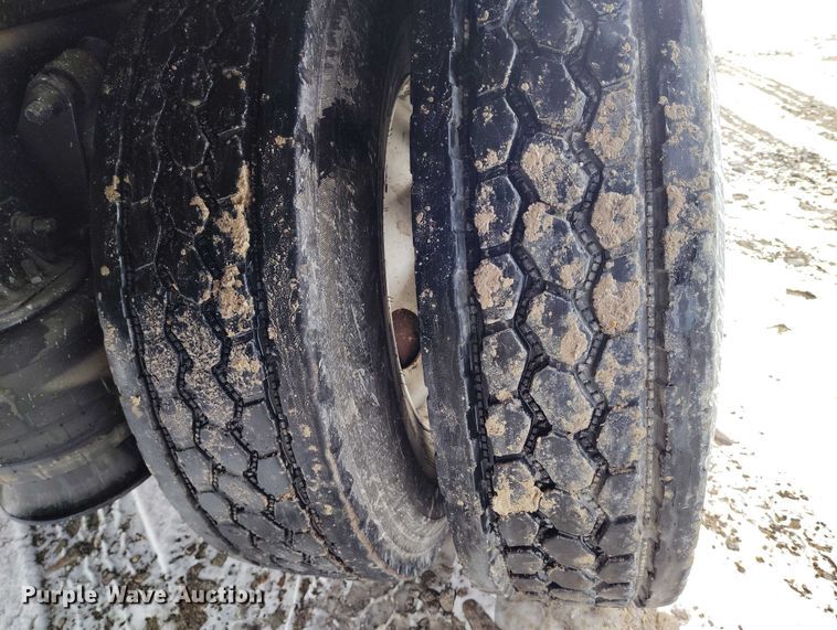 image for item DT0883 2009 Freightliner Columbia 120 silage truck