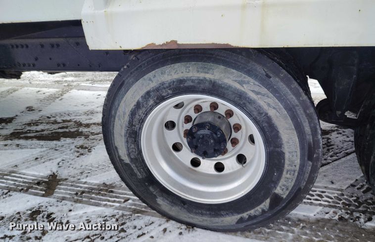 image for item DT0883 2009 Freightliner Columbia 120 silage truck