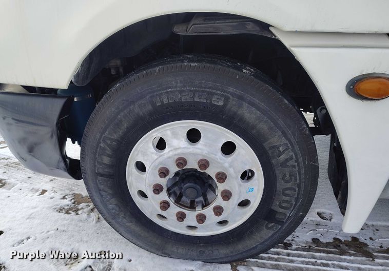 image for item DT0883 2009 Freightliner Columbia 120 silage truck