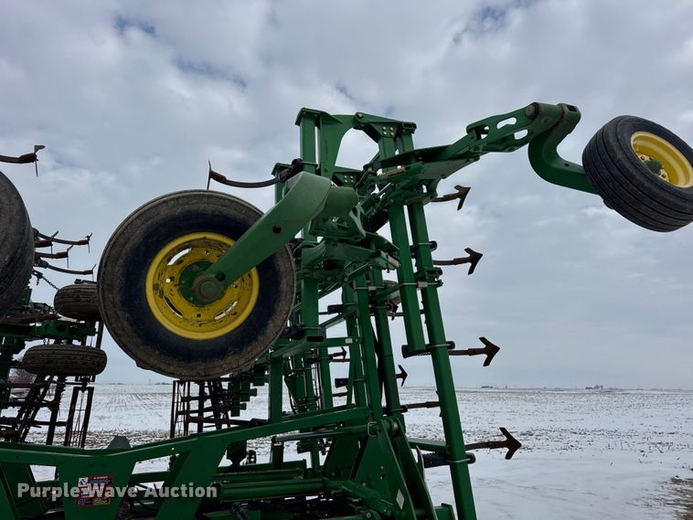 image for item EF2389 2010 John Deere 2210 field cultivator