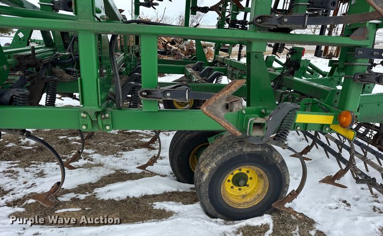 image for item EF2389 2010 John Deere 2210 field cultivator