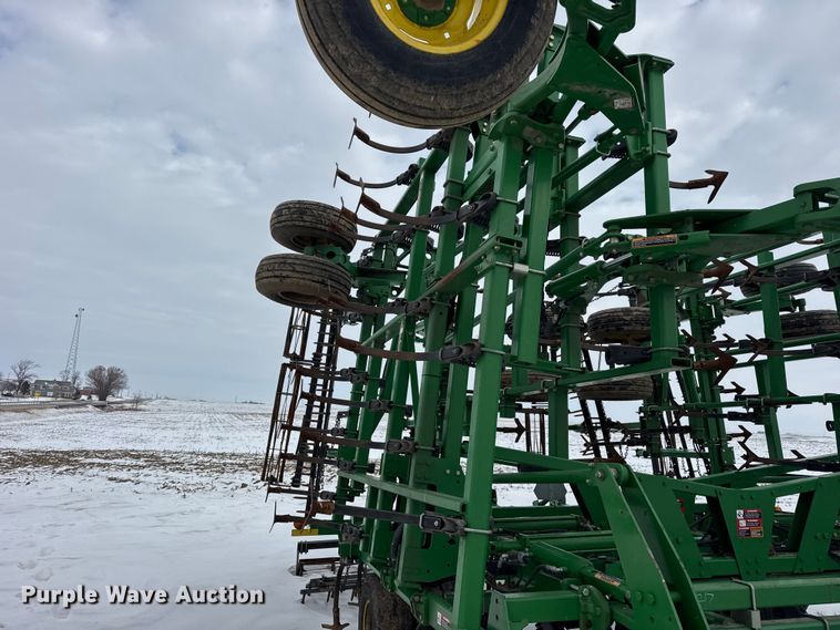 image for item EF2389 2010 John Deere 2210 field cultivator