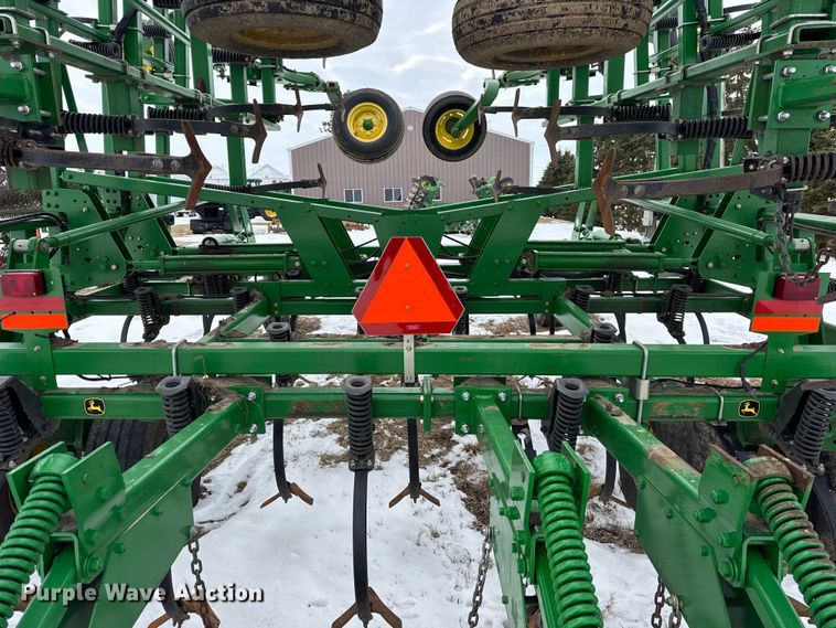 image for item EF2389 2010 John Deere 2210 field cultivator