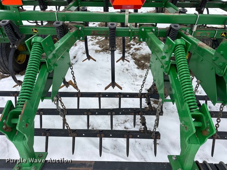 image for item EF2389 2010 John Deere 2210 field cultivator