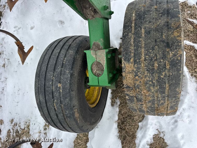 image for item EF2389 2010 John Deere 2210 field cultivator