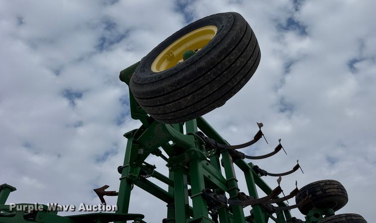 image for item EF2389 2010 John Deere 2210 field cultivator