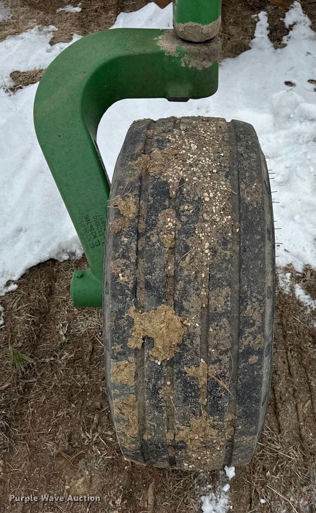 image for item EF2389 2010 John Deere 2210 field cultivator