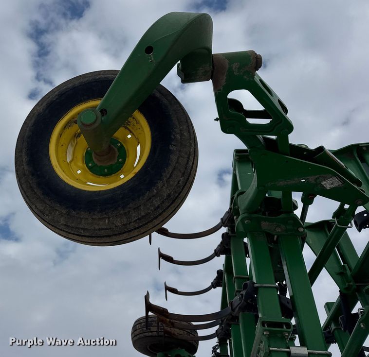 image for item EF2389 2010 John Deere 2210 field cultivator