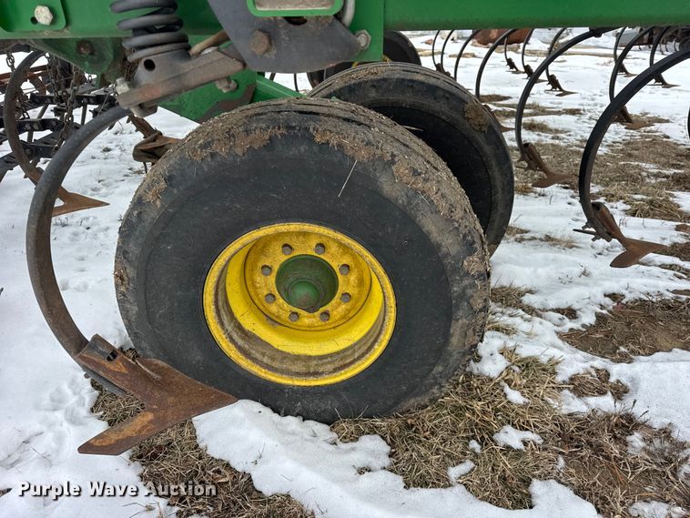 image for item EF2389 2010 John Deere 2210 field cultivator