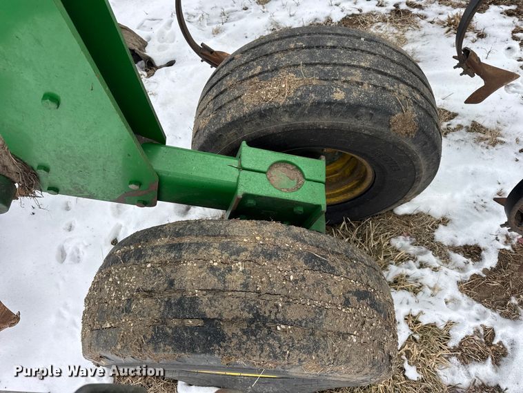 image for item EF2389 2010 John Deere 2210 field cultivator