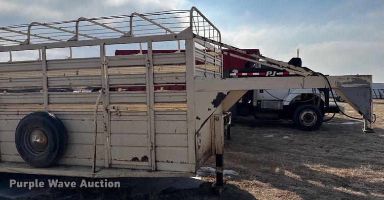 image for item EP2873 1979 W-W livestock trailer