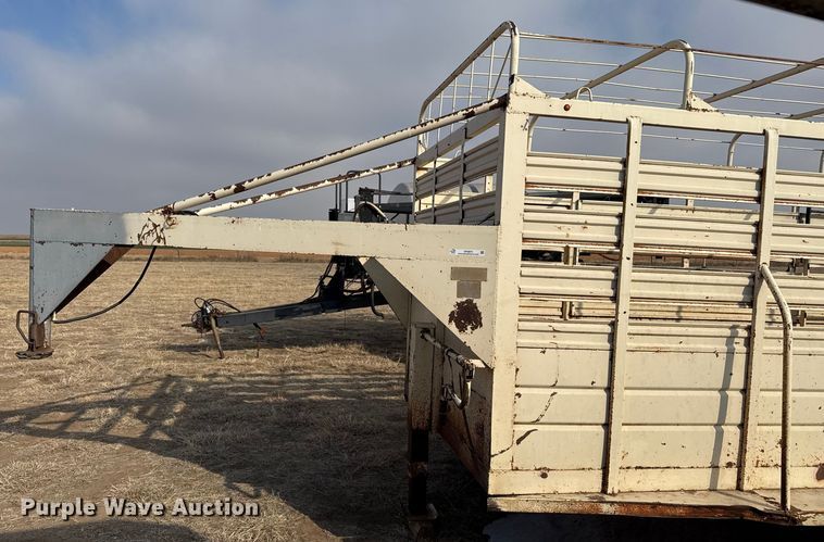 image for item EP2873 1979 W-W livestock trailer