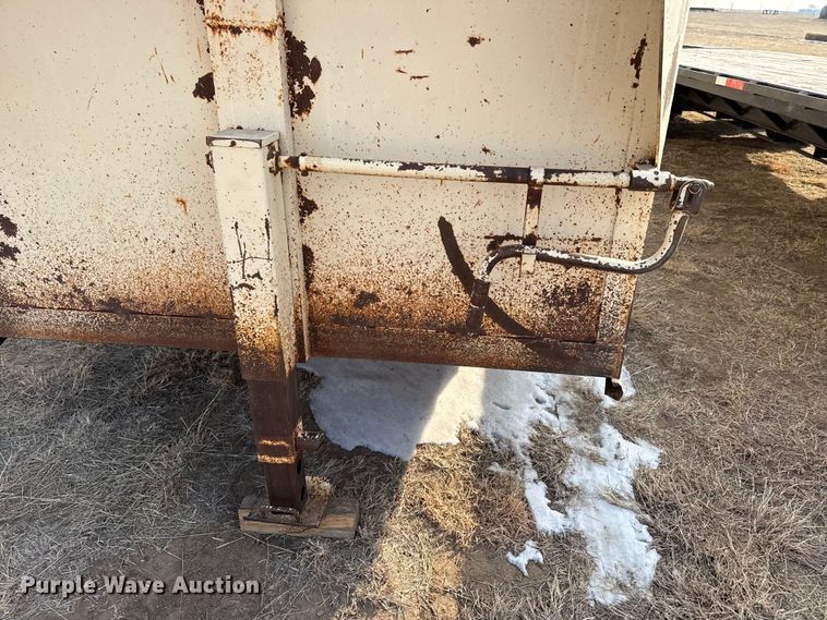 image for item EP2873 1979 W-W livestock trailer