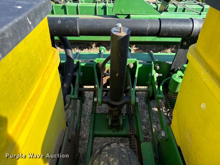 image for item EP2875 John Deere 7200 Conservation planter