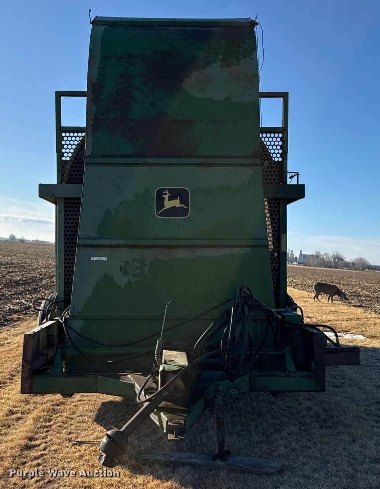 image for item EP2896 John Deere 200 hay stacker