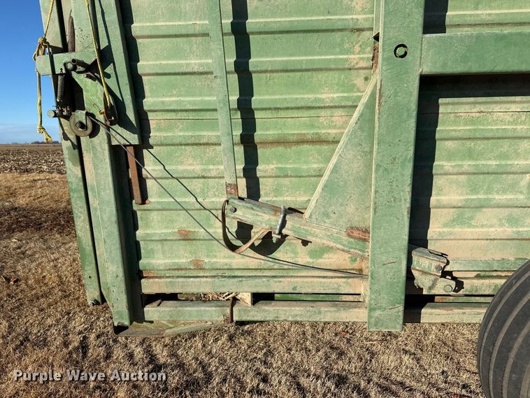 image for item EP2896 John Deere 200 hay stacker