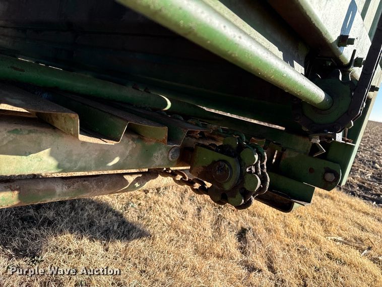 image for item EP2896 John Deere 200 hay stacker