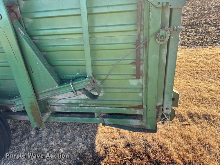 image for item EP2896 John Deere 200 hay stacker