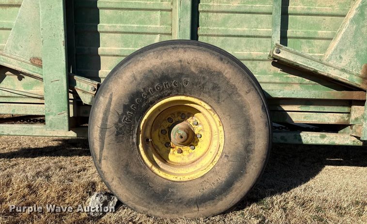 image for item EP2896 John Deere 200 hay stacker