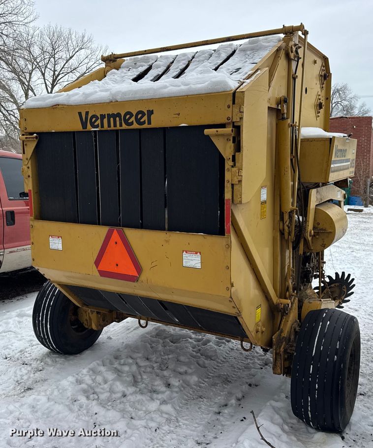 image for item ER0404 2018 Vermeer 605J round baler