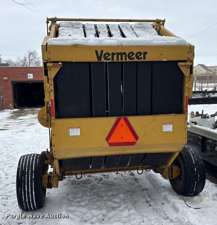 image for item ER0404 2018 Vermeer 605J round baler