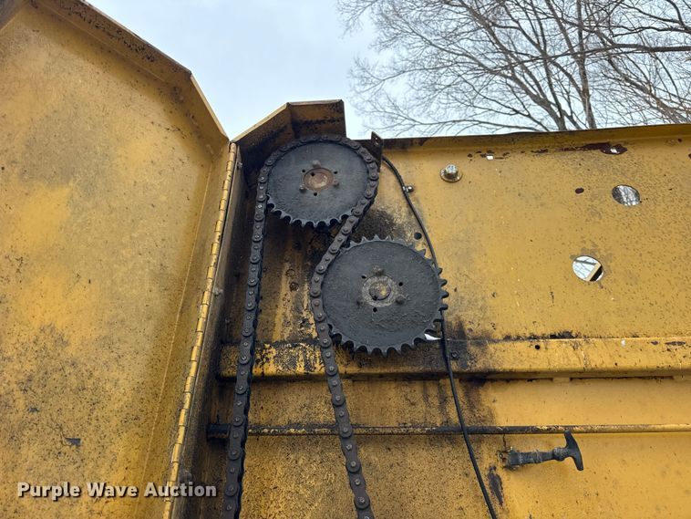 image for item ER0404 2018 Vermeer 605J round baler