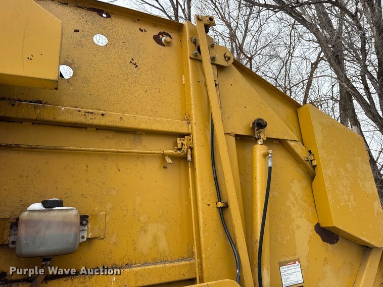 image for item ER0404 2018 Vermeer 605J round baler