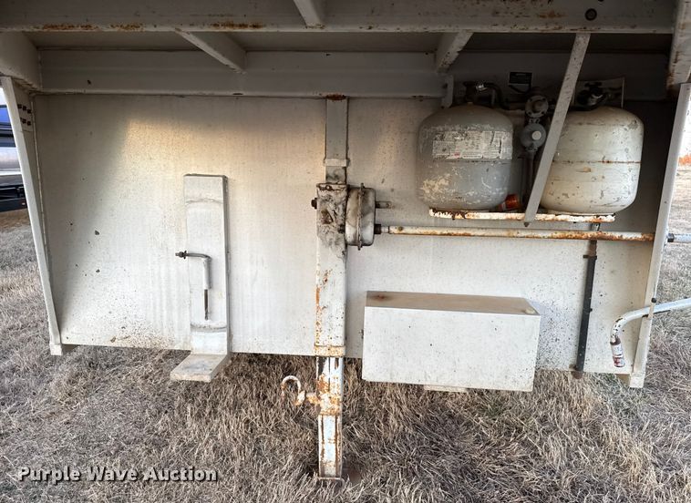 image for item ES5681 1996 Sundowner SunLite H horse trailer