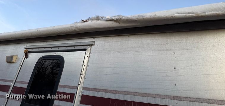 image for item ES5681 1996 Sundowner SunLite H horse trailer