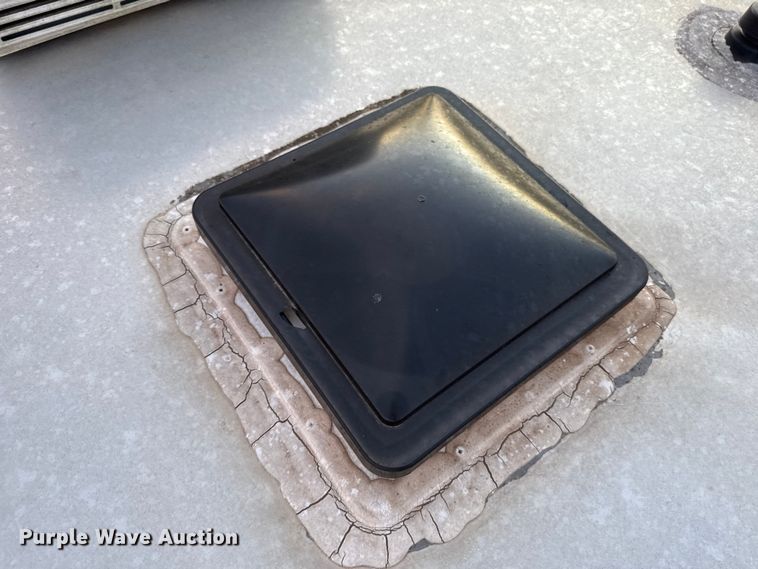 image for item ES5681 1996 Sundowner SunLite H horse trailer