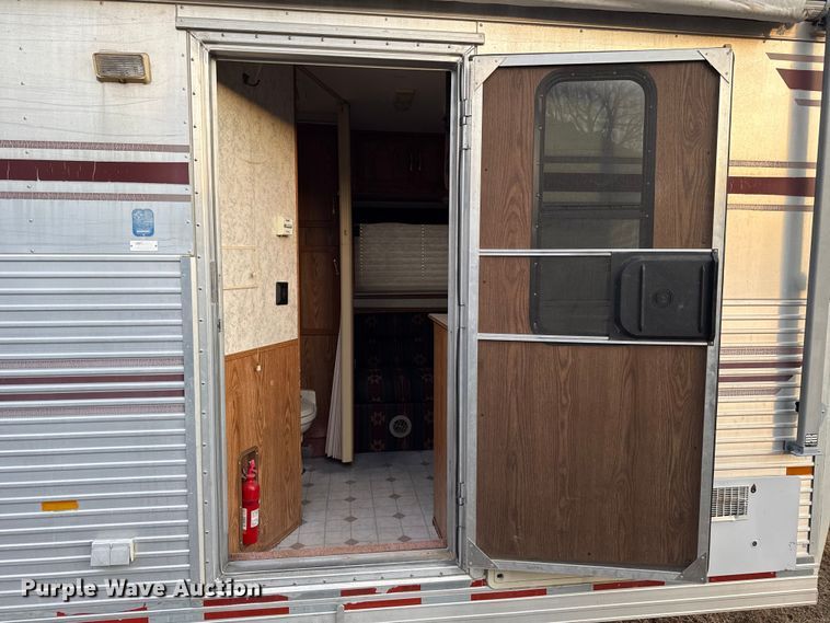 image for item ES5681 1996 Sundowner SunLite H horse trailer