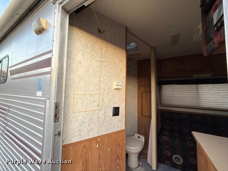 image for item ES5681 1996 Sundowner SunLite H horse trailer