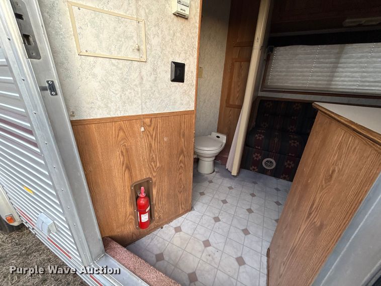 image for item ES5681 1996 Sundowner SunLite H horse trailer