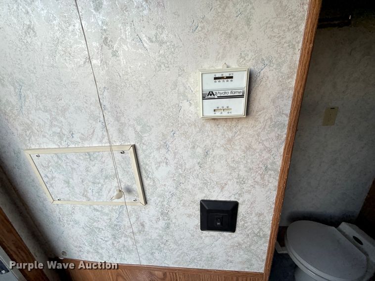 image for item ES5681 1996 Sundowner SunLite H horse trailer