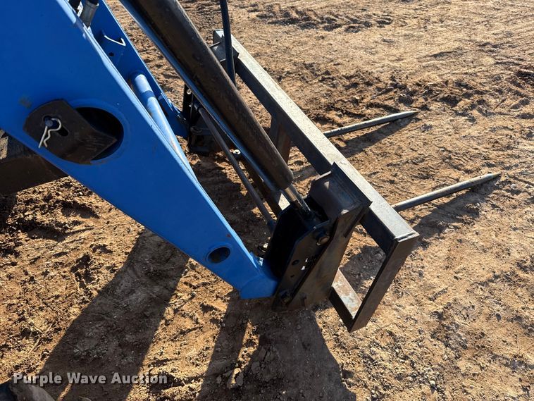 image for item ES5761 2006 New Holland TS110A MFWD tractor