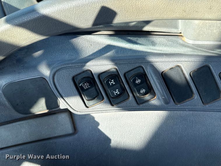 image for item ES5761 2006 New Holland TS110A MFWD tractor